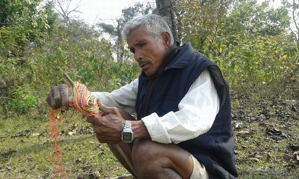 गोठालो गएका बखत डोरी बुन्दै नवलपरासी अमलटारीका स्थानीय