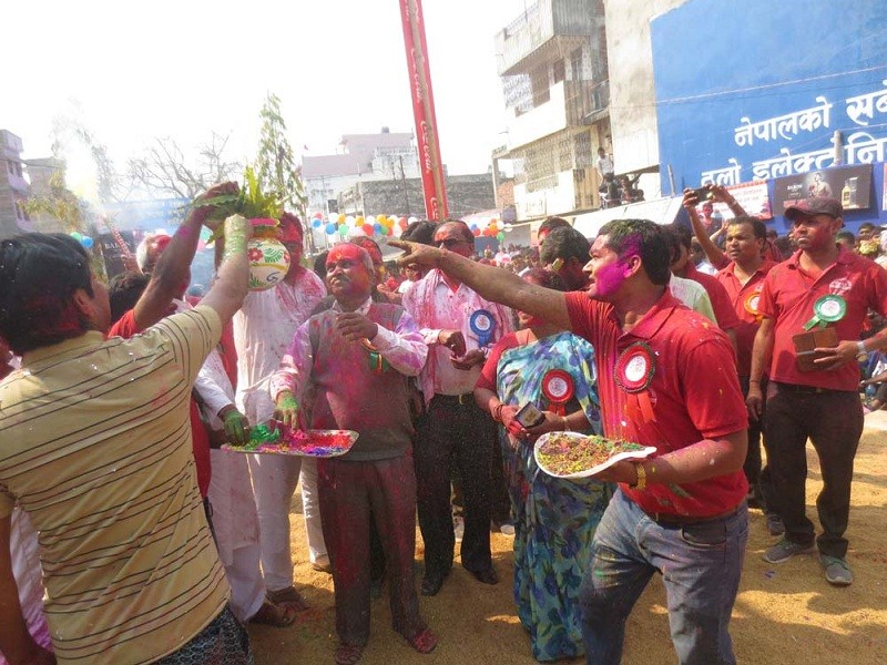 तराईमा होलीः झडप र छुरा हानाहान