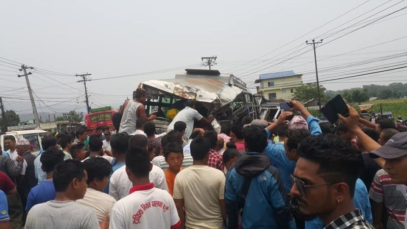 नवलपुरमा बस र ट्रक ठोक्किदा ३ जनाको मृत्यु, १५ जना घाइते