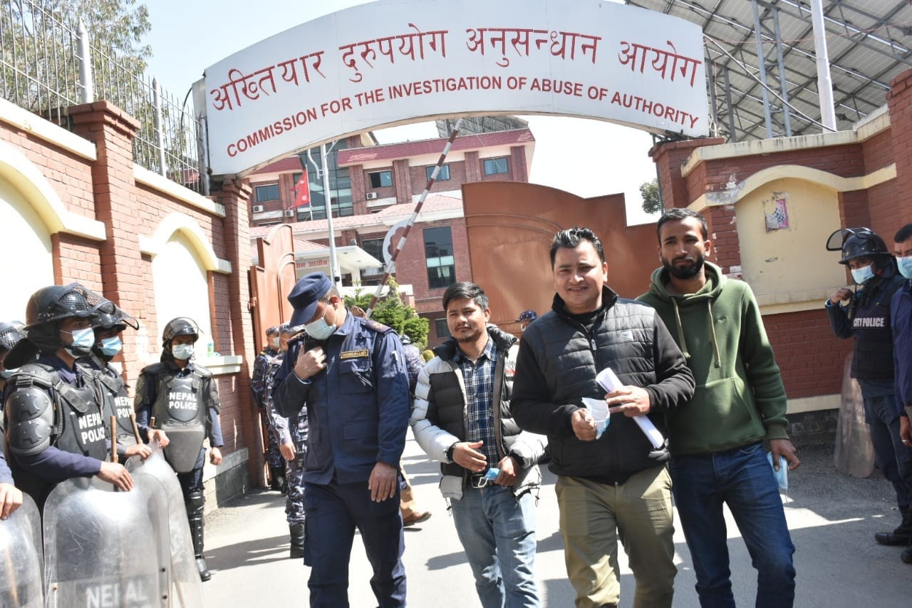 एमाले अध्यक्ष ओलीविरुद्ध अख्तियारमा मुद्धा