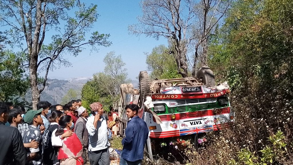 प्युठानबाट घोराहि आउँदै गरेको बस दुर्घटना, एक बालकको घटनास्थलमै मृत्यु