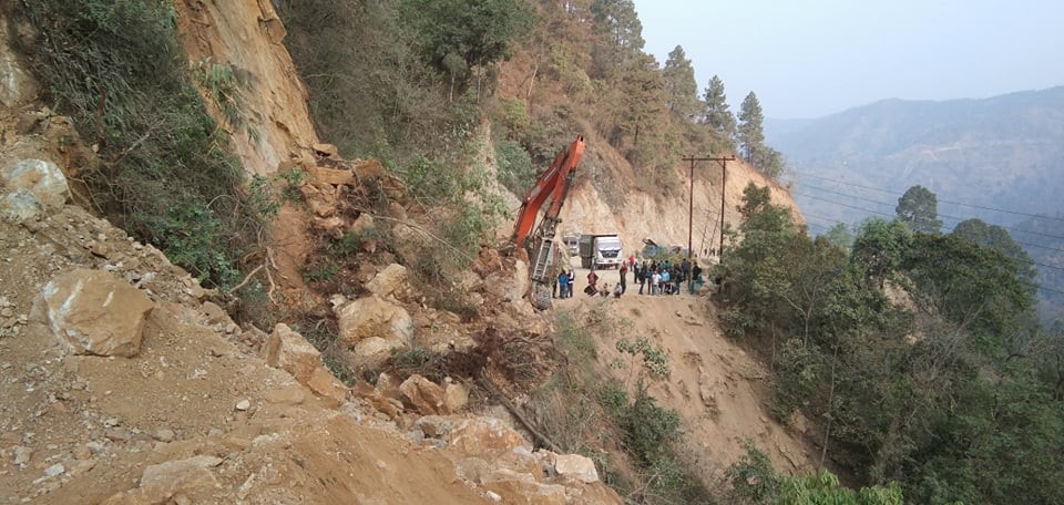 सल्यान - दाङ सडकखण्डमा सुख्खा पहिरो जाँदा स्काभेटर पुरियो