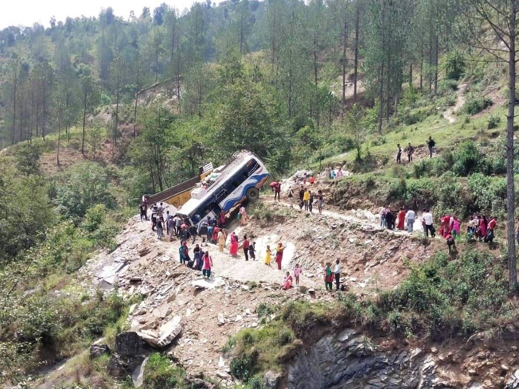 यात्रुले गियर चलाएपछि सल्यानमा बस दुर्घटना, ६ जना घाइते