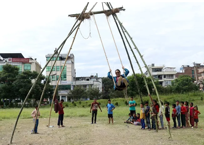 दशैंको माहोलले भरिदैं सुनसान गाउँघर