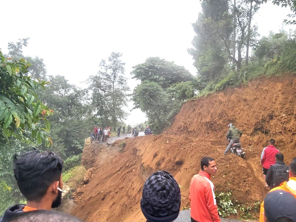 राप्ती राजमार्गको रुकुमखण्डमा वैकल्पिक सडक खोलेर यातायात सुचारु