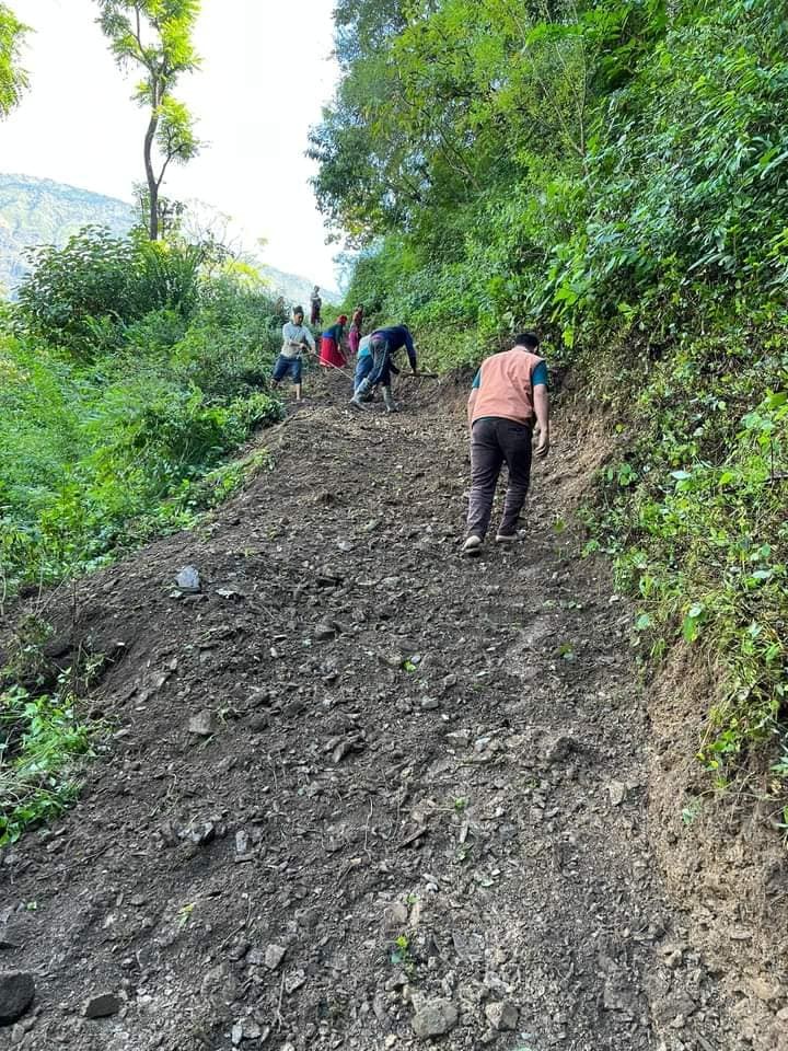 व्यक्तिगत खर्चमा गोरेटो बाटो निर्माण