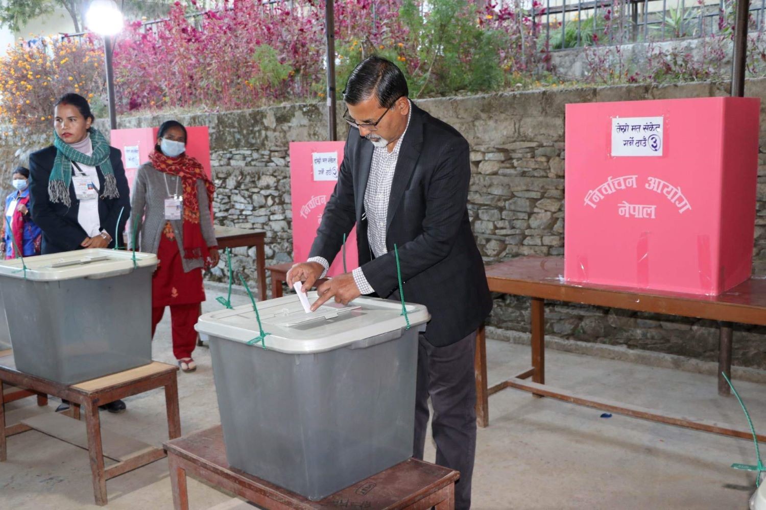 अर्थमन्त्री जनार्दन शर्माद्वारा पहिलो मतदान