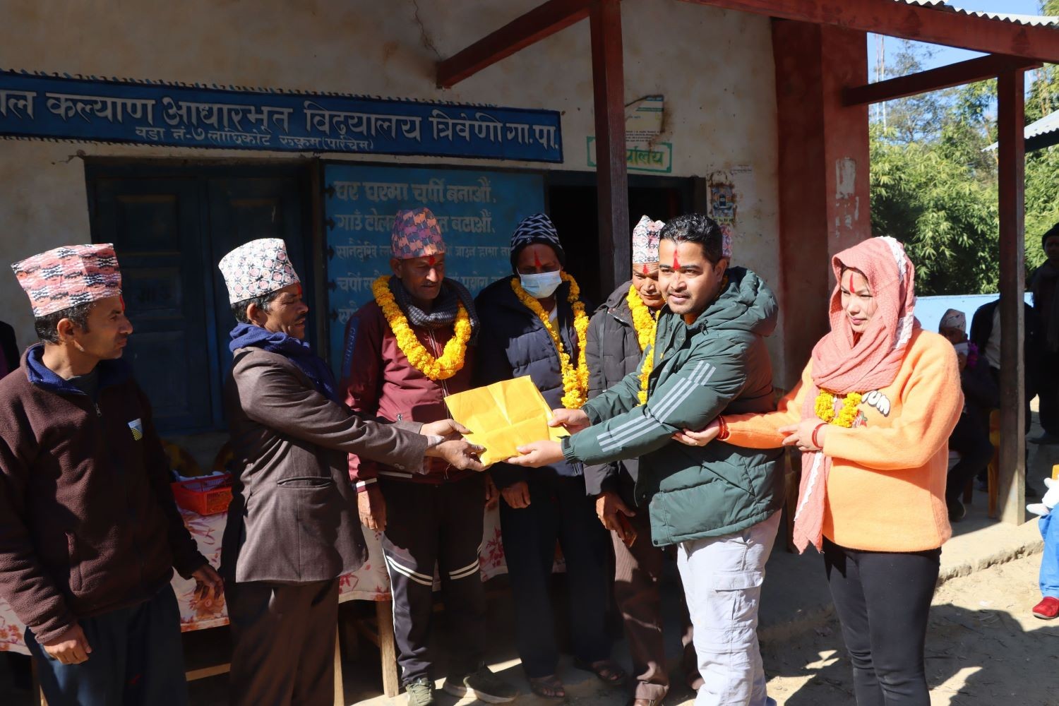 विवाह उत्सवको अवसरमा विद्यालय र विद्यार्थीलाई सहयोग