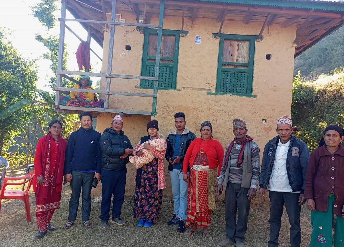 वडा अध्यक्ष सिर्पाली सुत्केरीका घर-घरमै पुगेर 'स्याहार खर्च' दिदैं