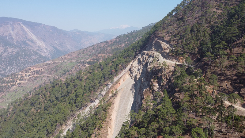 मध्यपहाडी लोकमार्ग : १२ वर्षमा पनि सकिएन मन्ता भिर काट्ने काम