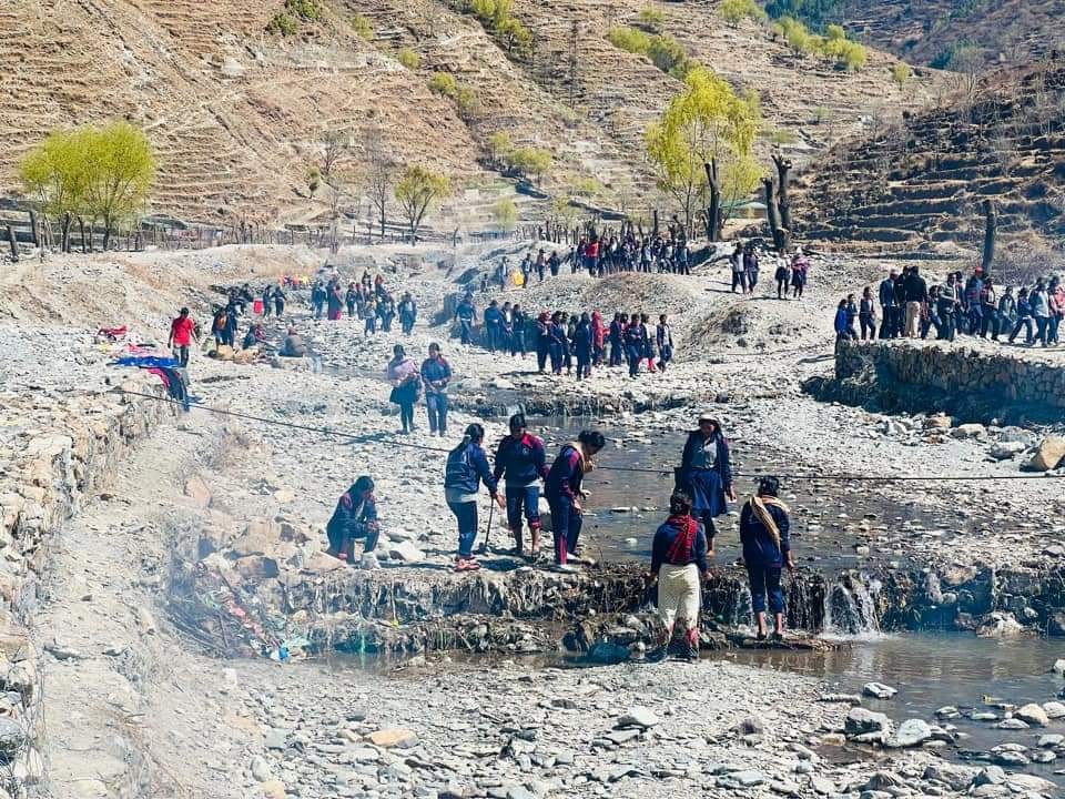 पुथाकाे नर्सिङ्ग खोला सफा गर्दै बिद्यार्थीहरु