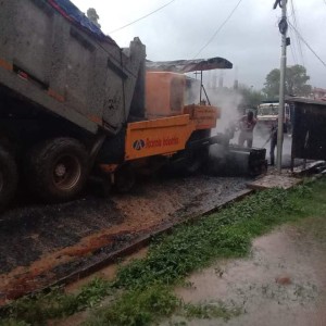 दर्किरहेको पानी र बगिरहेको भलसँगै चौरजहारीको सडक कालोपत्रे हुँदै