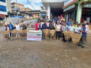 सहिद दिवसको अवसरमा रुकुमकोटमा सरसफाई तथा चोयाको डोका वितरण