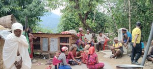 सर्पको टोकाईबाट मृत्यु भएकी सुत्केरीको परिवारलाई नगर प्रमुखद्वारा आर्थिक सहयोग