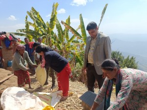 आगलागी पीडित सार्कीको परिवारलाई राहत प्रदान