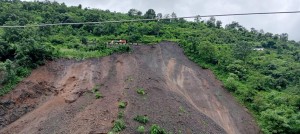 आठबिसकोटमा पहिरोले चार घर पुरिए, सार्कीबारा बस्ती नै जोखिममा