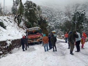 मध्यपहाडी राजमार्गको हिउँमा फसेका गाडी र यात्रुको उद्दार