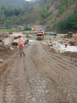 नयाँ ट्रयाक खोलेर पितिबाङ खोलाबाट यातायात सुचारु