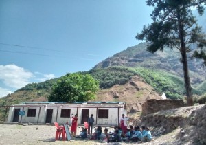 विद्यालयको छाना नभएपछि रुखको छहारी बन्यो कक्षाकोठा