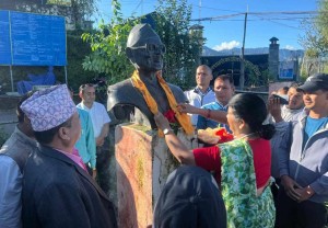 बीपीको जन्मजयन्तीको अवसरमा शालिकमा माल्यार्पण