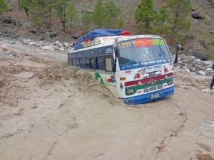 डोल्पाबाट छुटेको यात्रुबहाक बस छलगाड खोलामा फस्यो, ३४ यात्रुको सकुशल उद्धार        