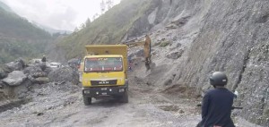 मध्यपहाडी लोकमार्गकाे खरखरेमा पहिरो सफा गर्ने बहानामा अवैध उत्खनन्