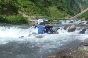 पुमा खोला पुल नहुँदा विद्यालय जान पाउँदैनन् बालबालिका, सर्वसाधारणलाई सधैं सास्ती