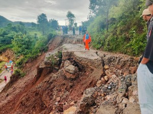 राप्ती राजमार्गको राम्रीमा बर्षाले सडक भासियो