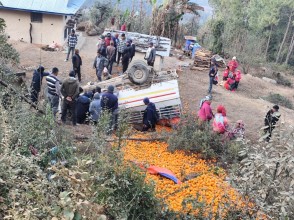 सुन्तला बोकेको भ्यान दुर्घटनामा चालकको मृत्यु, ३ बालिका गम्भीर घाइते