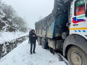 हिमपातले मध्यपहाडि अझै अबरुद्ध, राप्ती राजमार्ग हुँदै पठाईयो काठमाडौ जाने गाडि