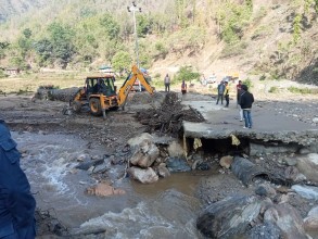 पितिबाङ खोलाले ह्युम पाइप बगाएपछि राप्ती राजमार्ग अवरुद्ध