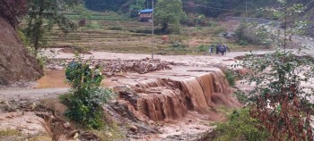 असिना पानीसँगै पितिबाङ खोलामा आएको बाढीले सडक अवरुद्ध, यात्रुलाई सास्ती