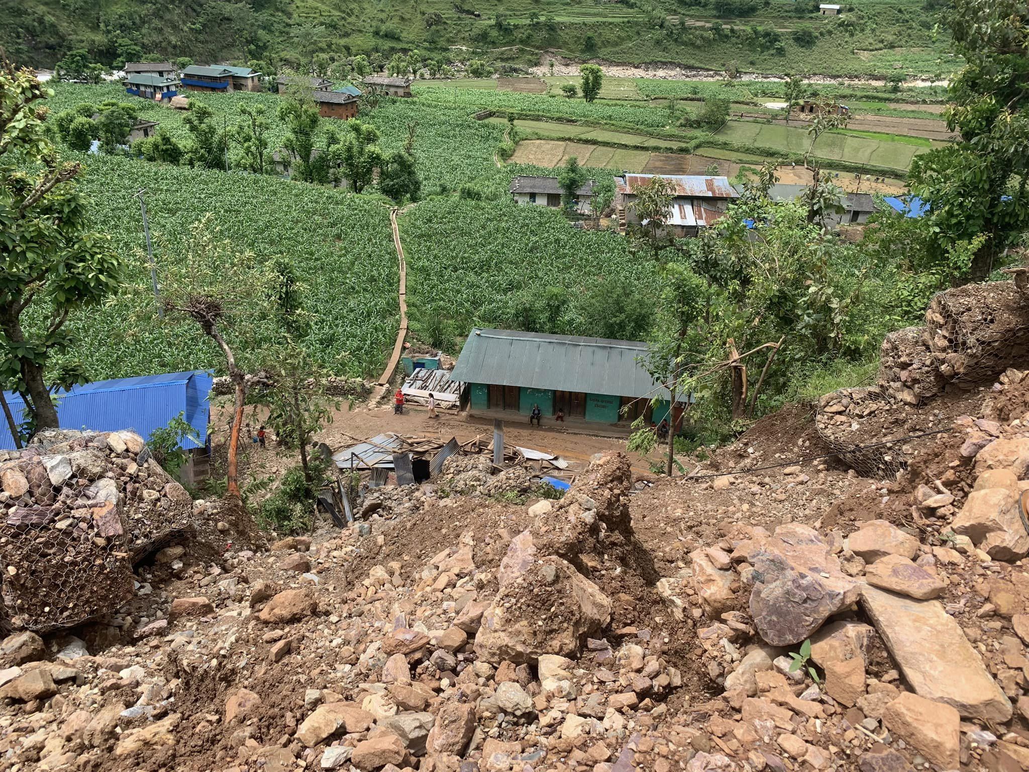 खेलमैदानबाट आएको ढलले होटलमा क्षति, दुई घर जोखिममा