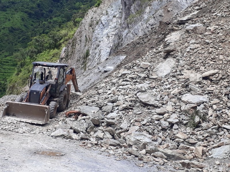 मध्यपहाडि सडक अन्तर्गत रुकुम पूर्वको काँडाबगरमा सडक अवरुद्ध