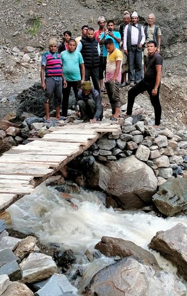 बाँफिकोटको दुलिङ्गा छहरे खोलामा श्रमदानबाट काठे पुल निर्माण