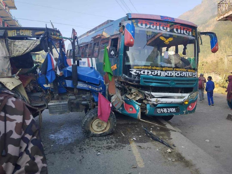 चौतारामा बस र ट्याक्टर ठोक्किदा एक जना घाईते