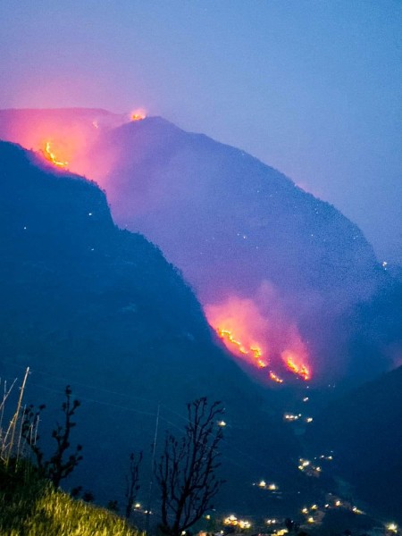 सानीभेरीको गुमाखोला वनको आगलागी अनियन्त्रित, मौराखारातर्फ फैलियो डढेलो