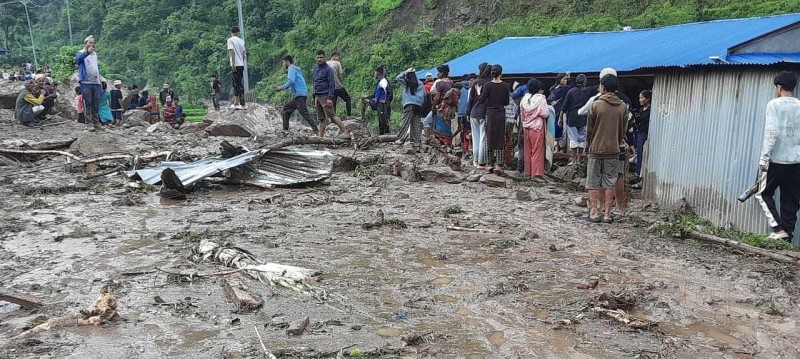 अस्थायी टहरामा सुतेका थिए बाढीले पुरिएका तीन बालिका