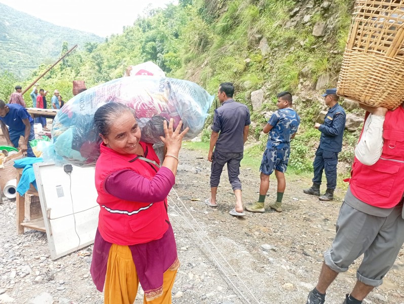 आठविसकोटका बाढी प्रभावितलाई रेडक्रसद्वारा राहत वितरण