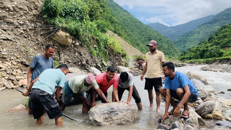 आठबिसकोटमा किसान आफैले मर्मत गरे सिंचाई नहर