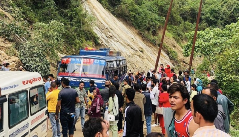 सल्यान : गुडिरहेको बसमा करेन्ट लाग्दा बाबु-छोरा सहित तीन जनाको मृत्यु