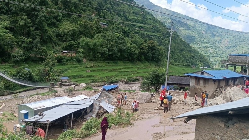 बाढी पहिरोबाट प्रभावित परिवारलाई टेन्ट र खाद्यन्नको समस्या, सहयोगको लागि आह्वान