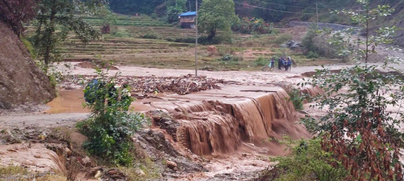 असिना पानीसँगै पितिबाङ खोलामा आएको बाढीले सडक अवरुद्ध, यात्रुलाई सास्ती