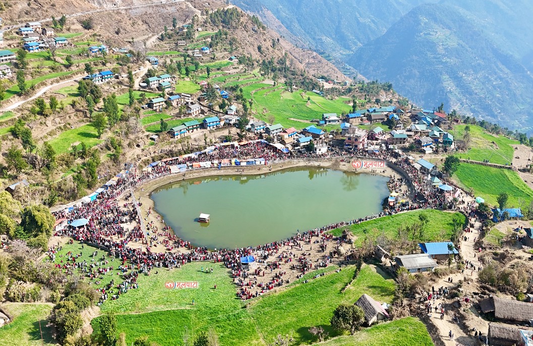 दह घेरेका दर्शनार्थीहरु  