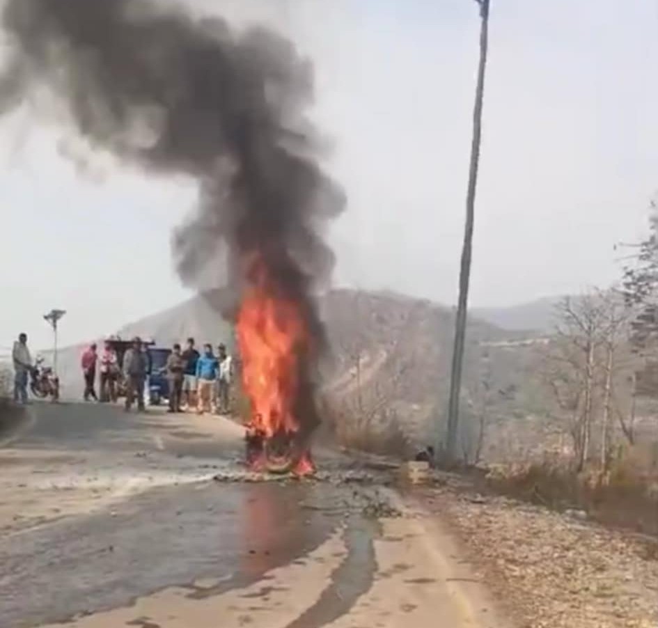 चौरजहारीमा गुडिरहेको मोटरसाईकलमा एक्कासी आगो दन्केपछि ...